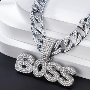 Chaîne cubaine argentée avec pendentif BOSS orné de cristaux brillants pour hommes