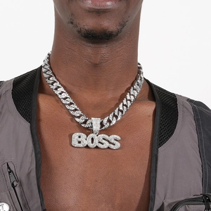 Détail du pendentif BOSS serti de strass sur une grosse chaîne cubaine pour homme