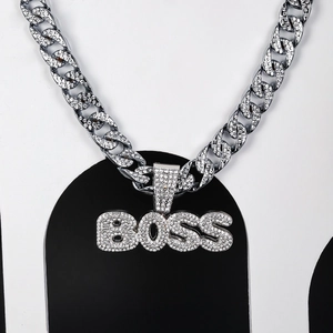 Gros plan détaillé du pendentif BOSS hip hop serti de cristaux scintillants micro-pavés