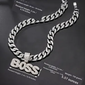 Détail du pendentif BOSS serti de strass sur chaîne cubaine avec dimensions de 50 cm