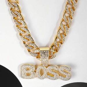 Collier BOSS doré style hip hop avec pendentif serti de cristaux et grosse chaîne cuba