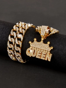 Detailansicht goldener QUEEN-Anhänger mit Krone und funkelndem Strass-Schmuckset