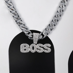Pendentif BOSS argent hip hop avec strass sur une grosse chaîne à maillons cubains