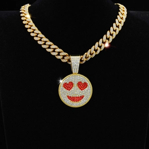 Nahaufnahme der Hip-Hop-Panzerkette mit einem kristallbesetzten Herz-Augen-Smiley-Anhänger