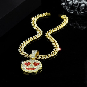 Makroaufnahme der Gold-Kubanerkette mit herzförmigem Emoji-Anhänger und Diamanten