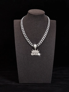 Detailansicht einer silbernen Panzerkette mit glitzerndem Queen-Kronen-Anhänger für Damen