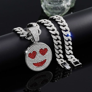 Detail einer Hip-Hop-Cuban-Kette mit glitzerndem Herz-Augen-Smiley-Anhänger