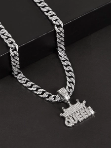 Detail von silbernem QUEEN Kronenanhänger an vereister Panzerkette für Hip Hop Style
