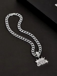 Detailaufnahme der versilberten QUEEN-Krone-Halskette mit Zirkonia-Besatz und Gliederkette