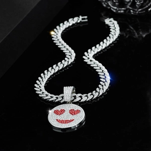 Nahaufnahme der Hip-Hop Cuban Link Kette mit einem funkelnden Herz-Augen-Smiley-Anhänger