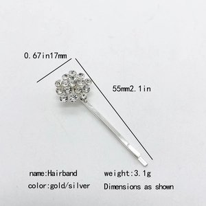 Detalle de la pinza para el pelo con flores de strass, mide 55mm de largo y 17mm ancho
