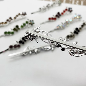 Barrettes à cheveux fleurs élégantes en métal argenté avec cristaux colorés