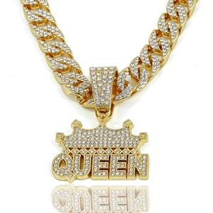 Luxuriöse goldene Halskette mit QUEEN-Anhänger, Krone und funkelnder Eiskristall-Panzerkette