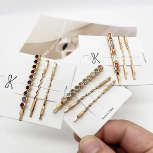 Gouden haarclipset met kleurrijke strassteentjes en elegante gedraaide touwontwerpen