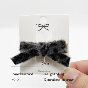 Fermaglio per capelli a fiocco in peluche maculato con morbida ecopelliccia 67mm