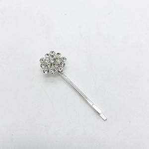 Primer plano de elegante pasador de flores con diamantes de imitación y acabado plateado