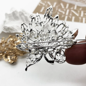 Detailed close-up of the metal clip mechanism on a silver hollow leaf hair accessory