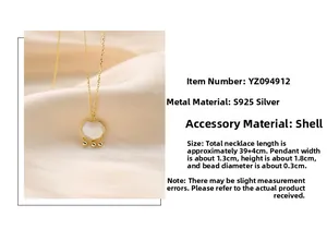 Détail macro du pendentif serrure de longévité en argent S925 doré 18K avec nacre blanche