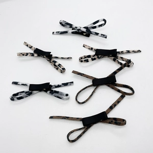 Détail de six barrettes noeud léopard en tissu velours avec pinces crocodiles robustes