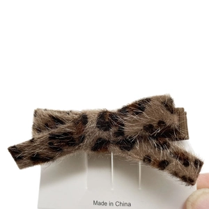Fermaglio per capelli a fiocco leopardato in peluche morbido su base bianca