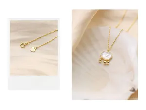 Détail du collier en argent S925 plaqué or avec pendentif cadenas en nacre blanche