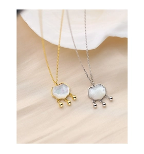 Détails des pendentifs nuages en or et argent avec nacre et décorations de glands