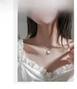 Détail du collier en argent 925 avec pendentif en nacre et pampilles à billes polies