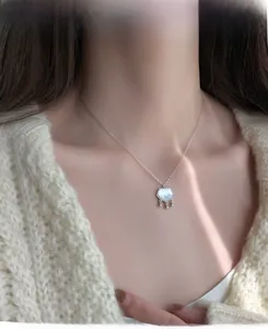 Détail du pendentif serrure de longévité en argent S925 avec nacre porté sur le cou