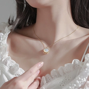 Collier en argent 925 doré avec pendentif serrure en nacre et détails de glands