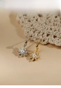 Vue détaillée des boucles d'oreilles flocon de neige en argent et or avec zircons