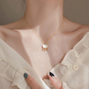 Collier cadenas de longévité en argent 925 avec nacre de perle et pompons dorés élégants