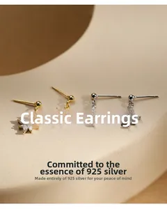 Détail de boucles d'oreilles flocon en argent 925 avec zircons en finitions or et argent