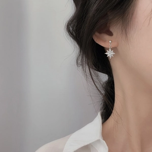 Élégantes boucles d'oreilles flocon de neige en argent massif avec oxydes de zirconium