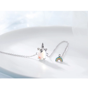 Vue détaillée du pendentif licorne en argent avec pierre de lune et un petit arc-en-ciel