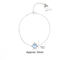 Détail du pendentif licorne avec pierre de lune et arc-en-ciel sur une chaîne argentée
