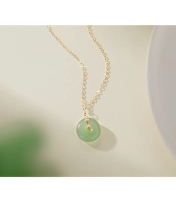 Détail du collier en argent s925 doré avec pendentif jade rond au style minimaliste