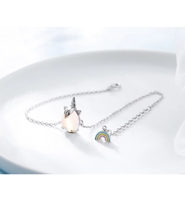 Détail du bracelet licorne en argent avec pendentif arc-en-ciel et incrustation opale