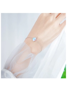 Détail du bracelet licorne en argent avec pendentif pierre de lune au poignet