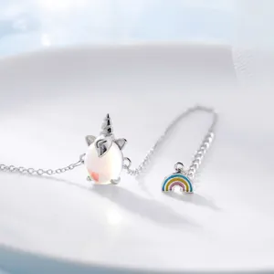 Bracelet licorne en argent élégant avec pierre de lune irisée et petit pendentif arc-en-ciel