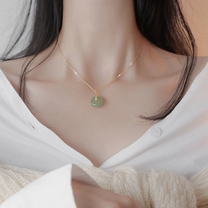 Collier Pendentif en Jade de Hetian et Cuivre Vintage Élégant Rond Vert Beignet Chaîne de Clavicule Bijoux Femme