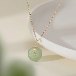 Collier rétro en argent S925 avec pendentif cercle en jade et chaîne dorée