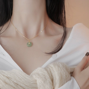 Collier vintage en jade et argent S925 doré porté par un mannequin en chemise