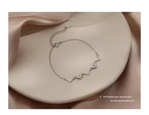 Vue détaillée d'un bracelet en argent sterling S925 en forme de V avec de petits zircons