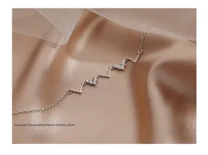 Détail macro du bracelet en argent sterling S925 en forme de V serti de zircons fins
