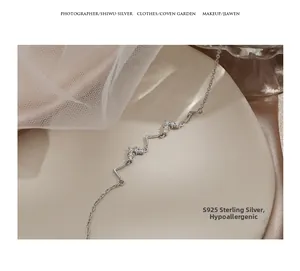 Vue macro d'un bracelet vague en argent S925 avec de petits zircons blancs micro-pavés