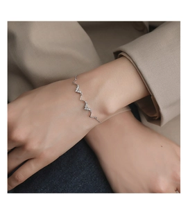 Gros plan du bracelet vague en V en argent sterling 925 avec zircons scintillants