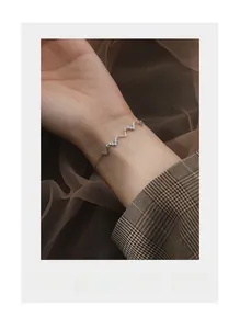 Détail macro d'un bracelet en argent sterling 925 avec design v-wave et zircons blancs étincelants