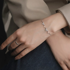 Bracelet Femme en Cuivre Motif Vague Pulsation Cardiaque Électroplaqué Platine Minimaliste Incrusté de Strass Bijoux pour Femmes