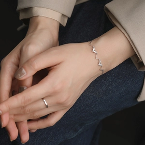 Bracelet élégant en argent sterling 925 en forme de V avec zircons brillants pour femme