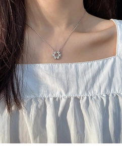 Vue détaillée du collier en argent avec pendentif couronne de fleurs en zircone